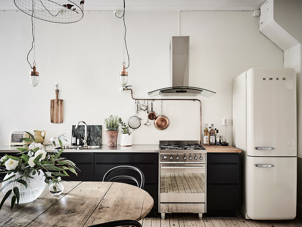 Dreamy, dark and spacious studio in Gothenburg